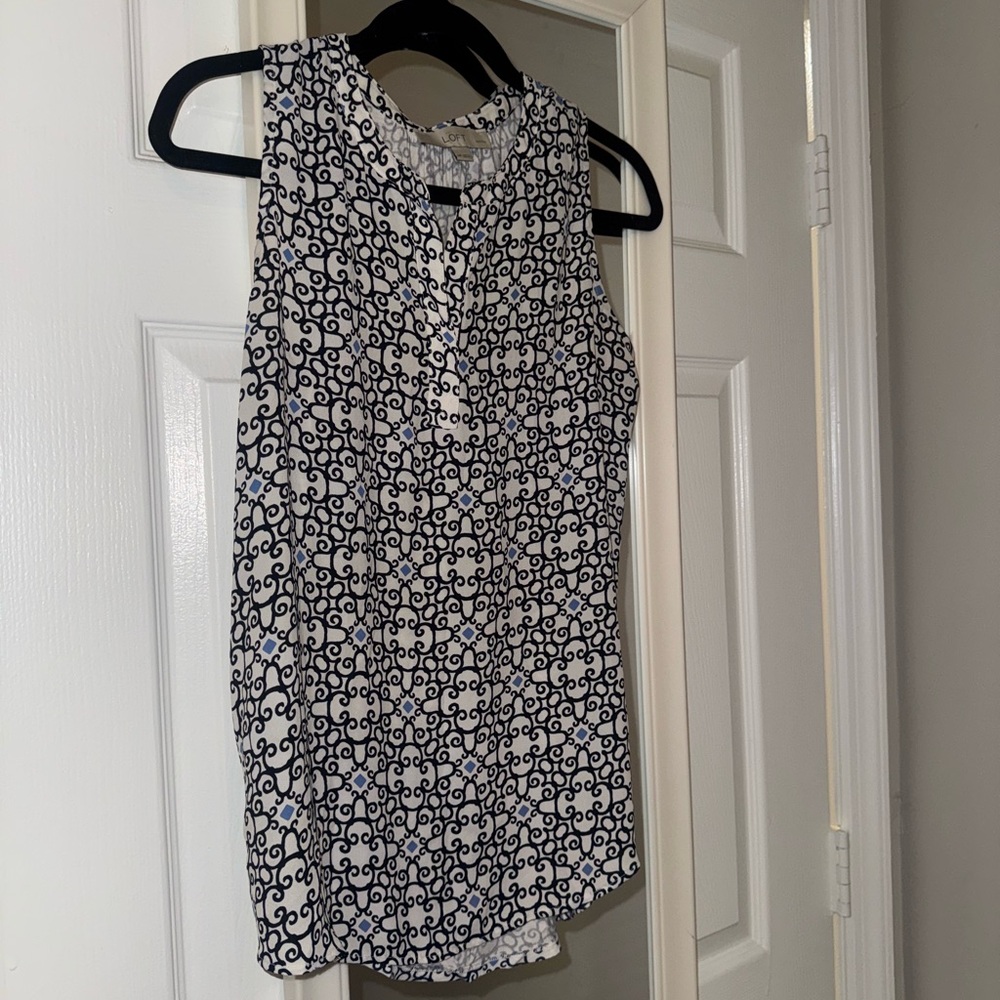 Sleeveless Navy and White Patterned Top